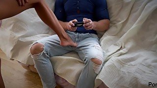 I interfered with playing PS and got a high-quality fuck in a sports ass. Sex with a tanned fitness