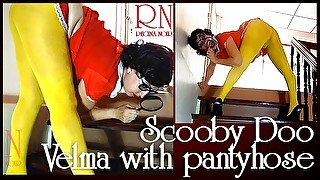 Velma looking for traces of a crime SCOOBY DOO! Scooby Doo where are you?