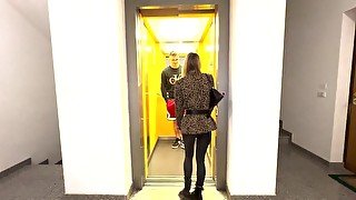 Porno attrice amatoriale incontra un fan in ascensore e lo scopa. (Dialoghi sporchi in Italiano)