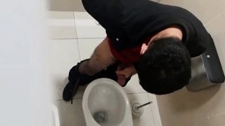 Spy for Str8 guy jerking in public toilet