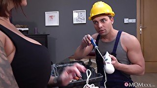 Hardcore fucking between a handyman and MILF Heidi Van Horny