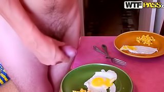 This Guy Makes His Girlfriend Breakfast & Gets Sex For It