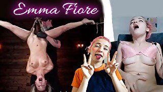 Tierna petite reacciona a video BDSM y llega al orgasmo