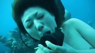 Underwater Fisting and Cumshot!