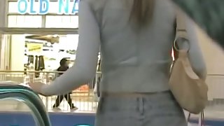 Megan Fox level sexiness of a blonde in a candid street mall video