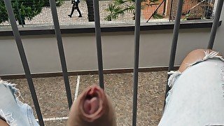 the neighbor caught me masturbating and looks with pleasure !!!