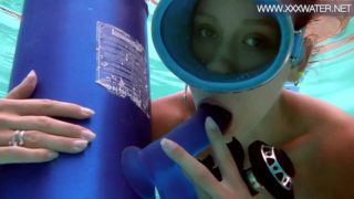 Minnie Manga blows dildo underwater