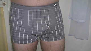 【4K】日本人がボクサーパンツでお漏らし放尿