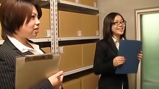 Sakura makes out with her boss in the new office