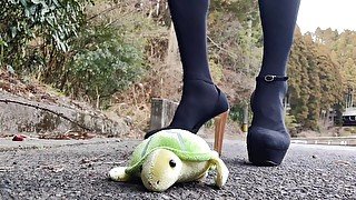 野外女装ヒールでぬいぐるみを踏み潰すクラッシュフェチ japanese crossdress crush fetish leg heels public
