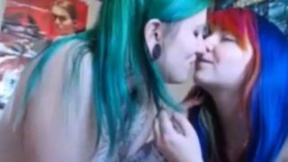 webcam lesbian kiss me