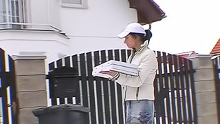 She delivers pizza to him and he feeds her some sausage