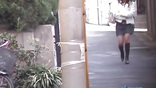 Public sharking video shows a sexy Japanese gal in a skirt
