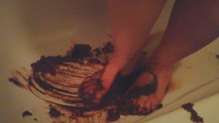 Bbw rubbing chocolate gataeu all over my size 6 feet