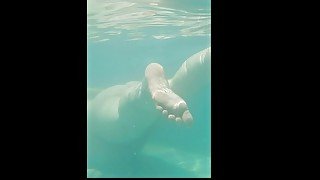 CHUBBY GIRL BIG ASS SWIMMING ABSOLUTELY NAKED UNDER WATER BBW