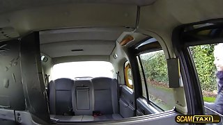 Damn babe Lickys pussy gets fucked in the backseat