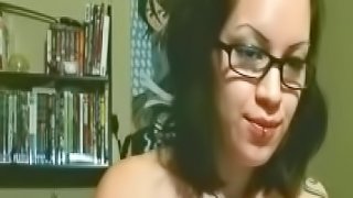 Brunette Jade Rox is masturbating her puss