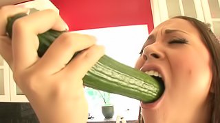 Food fetish babe displaying her nice ass before having a superb deepthroat smashing