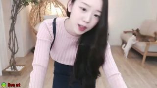 Korean sweet camgirl striptease with friend