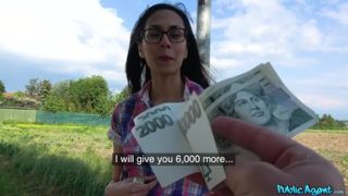 Cash convinces slim beauty to fuck