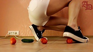 TRANNY GIANTESS CRUSHES TOMATOES AND CUCUMBER IN SNEAKERS AND MINI SHORTS (CRUSH FETISH)