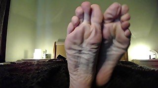 Worship my big wrinckled feet, foot perv!
