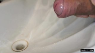 Guy solo pissing in the sink. Писаю в раковину.