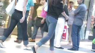 Teen asses in tight jeans showing off on candid street cam