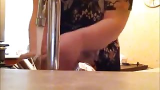 dona de casa se masturbando na cozinha