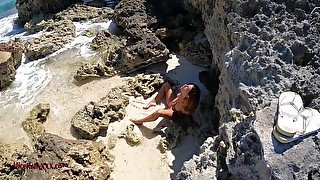 OMG: BABE GOT HOT AND MASTURBATED ON THE HIDDEN BEACH! SHE CAN BE WATCHED!