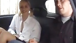 Blondje neukt kerel in de auto
