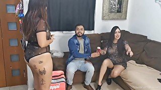 Repartidor se cobra follandome junto a mi novia lesbiana (1/2)