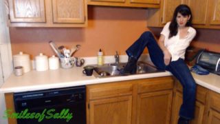 Horny Mommy in Kitchen Squirts on Dirty Dishes - #PHMILF SmilesofSally