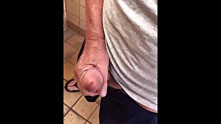 STRAIGHT grandpa CRUISING PUBLIC BATHROOM abuelo baños público homeless CUM hombres maduros VERGAS