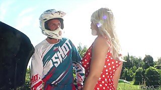 Outdoors video of quickie sex between a motocross rider and Rossella