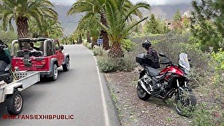 Pose moto , orgasme en extérieur au bord de la route