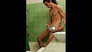 Стройный парень Маугли принимает душ и дрочит по-быстрому намыленный хуй. Красавчик.