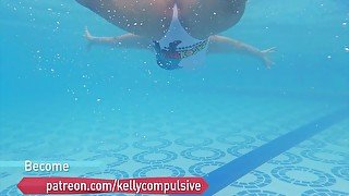 Nadando en bañador de dragon ball  Kelly Compulsive
