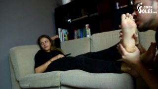 Worshiping ignorant mean wife's feet (dominant feet, ty feet,long toes)