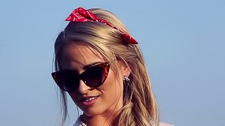Vixenish blonde solo model enjoys fingering her twat outdoors