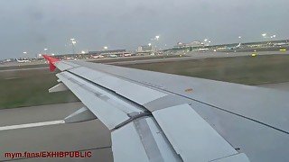 Je me caresse dans un avion , transport public orgasme
