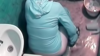 Hardcore babe is peeing and wiping her vag